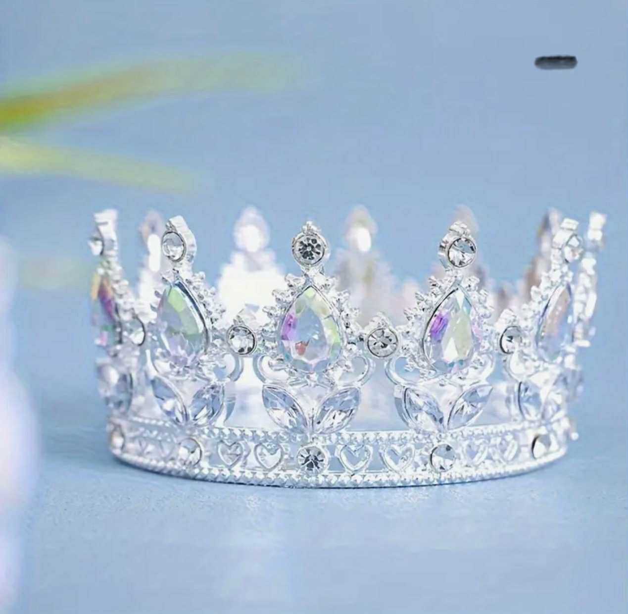 Corona in metallo argentato con pietre