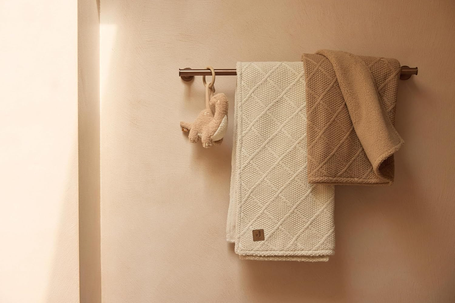 Jollein baby play train Roarsome - Pentru agățat - Jucărie pentru cărucior - Jucărie pentru scaunul de mașină al bebelușului - Accesorii pentru cărucior - Dinos și frunze Jucarii Bebe Naty Shop