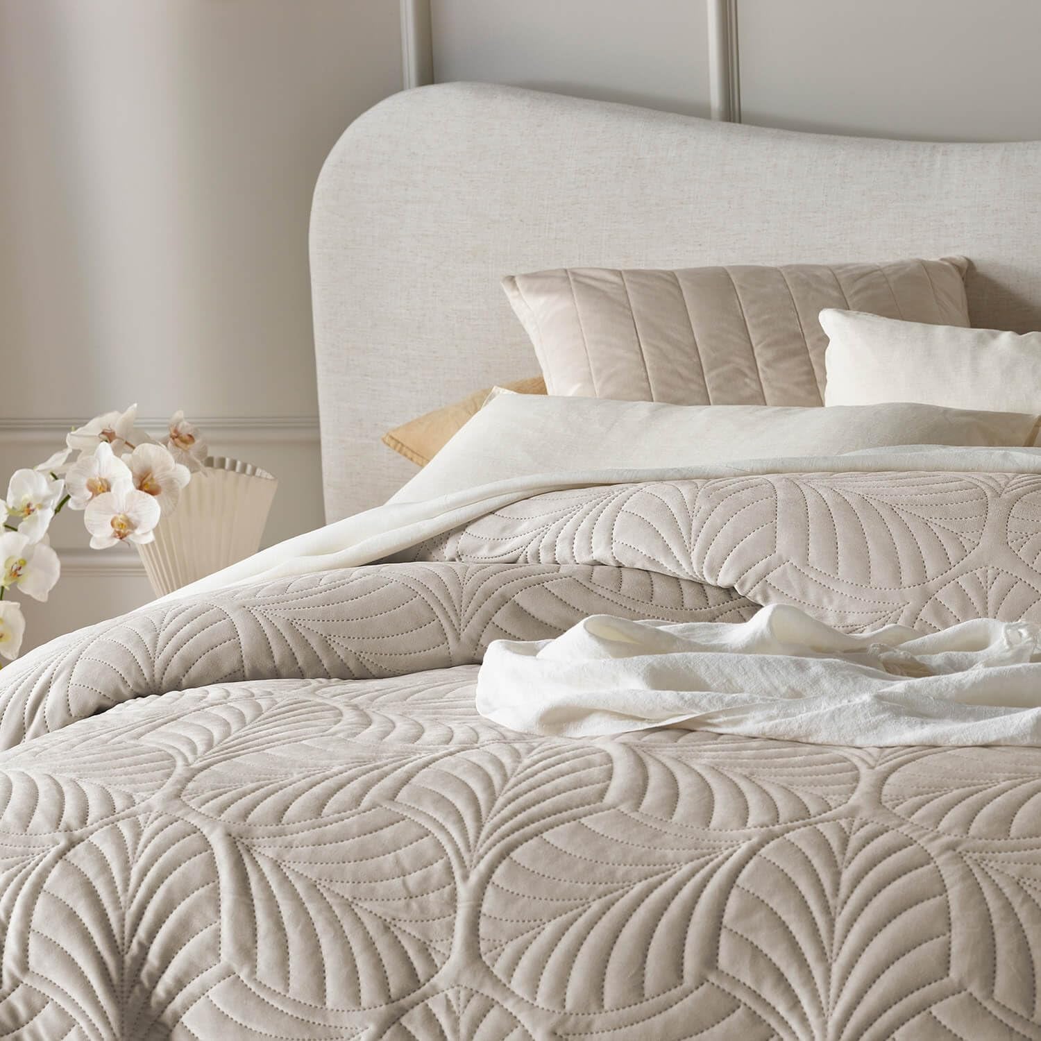 ROOM99 Feel Elegante copriletto in beige 220 x 240 cm Copriletto versatile come copriletto o divano Coperta per letto e divano Stile coperta Ideale come copriletto Velluto Letti e coperte in velluto Besuche den ROOM99-Store