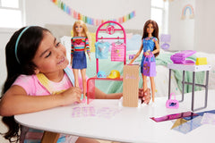 Set de joacă Barbie Fashion Boutique - Păpușă cu modele din folie, peste 150 de look-uri originale, include 2 bluze și 5 foi din folie, suport pentru haine și cititor de carduri de credit, vârste 3+, HKT78