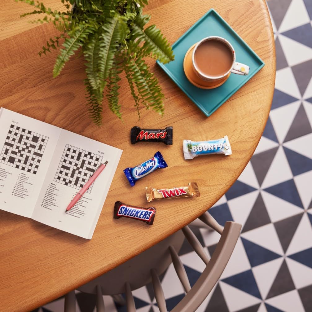 Confezione mista mini cioccolato, 71 mini snack al cioccolato (Mars, Snickers, Bounty, Twix, Milky Way) sotto forma di caramelle, ideali per una serata di football americano (1400 g)