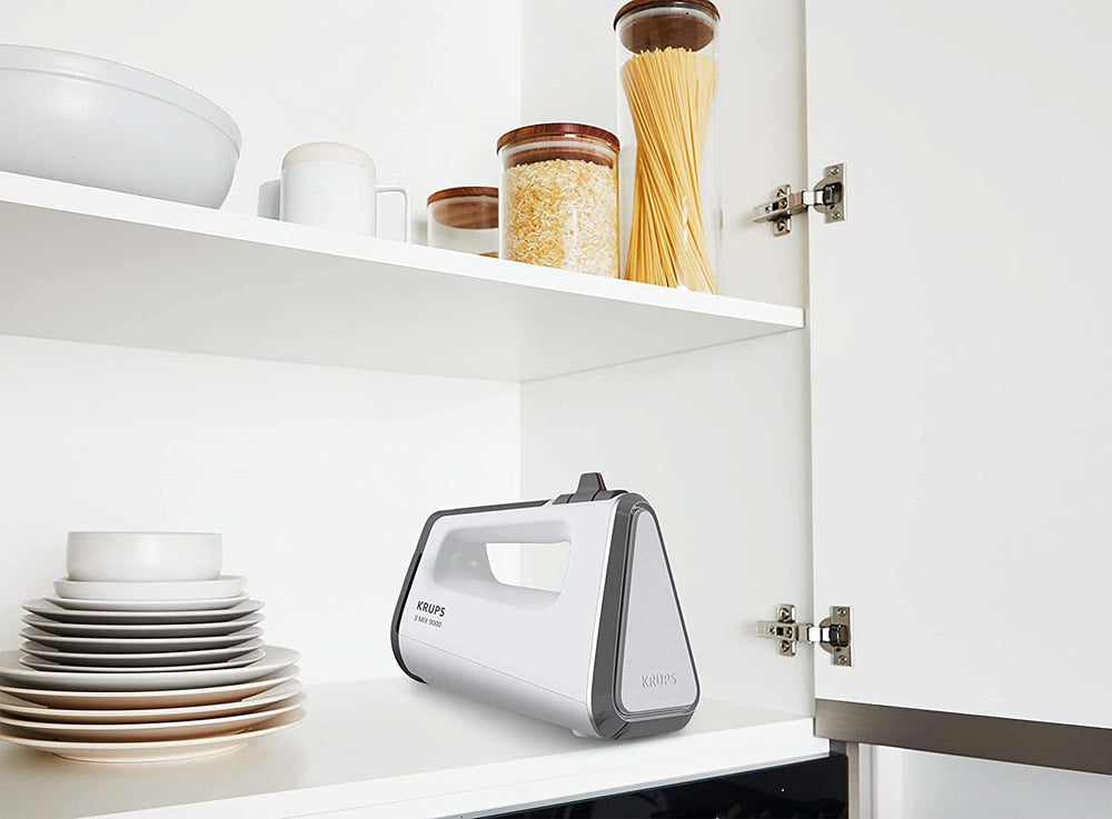 Krups GN9121 3 Mix 9000 Sbattitore manuale | 750 Watt | Geschwindigkeitsregler | Modalità Turbo | Auswurfffunzione | Impugnatura ergonomica incl. Schneebesen, Knethaken, Pürierstab-Aufsatz, Messbecher | Negozio Weiß/Silber Naty