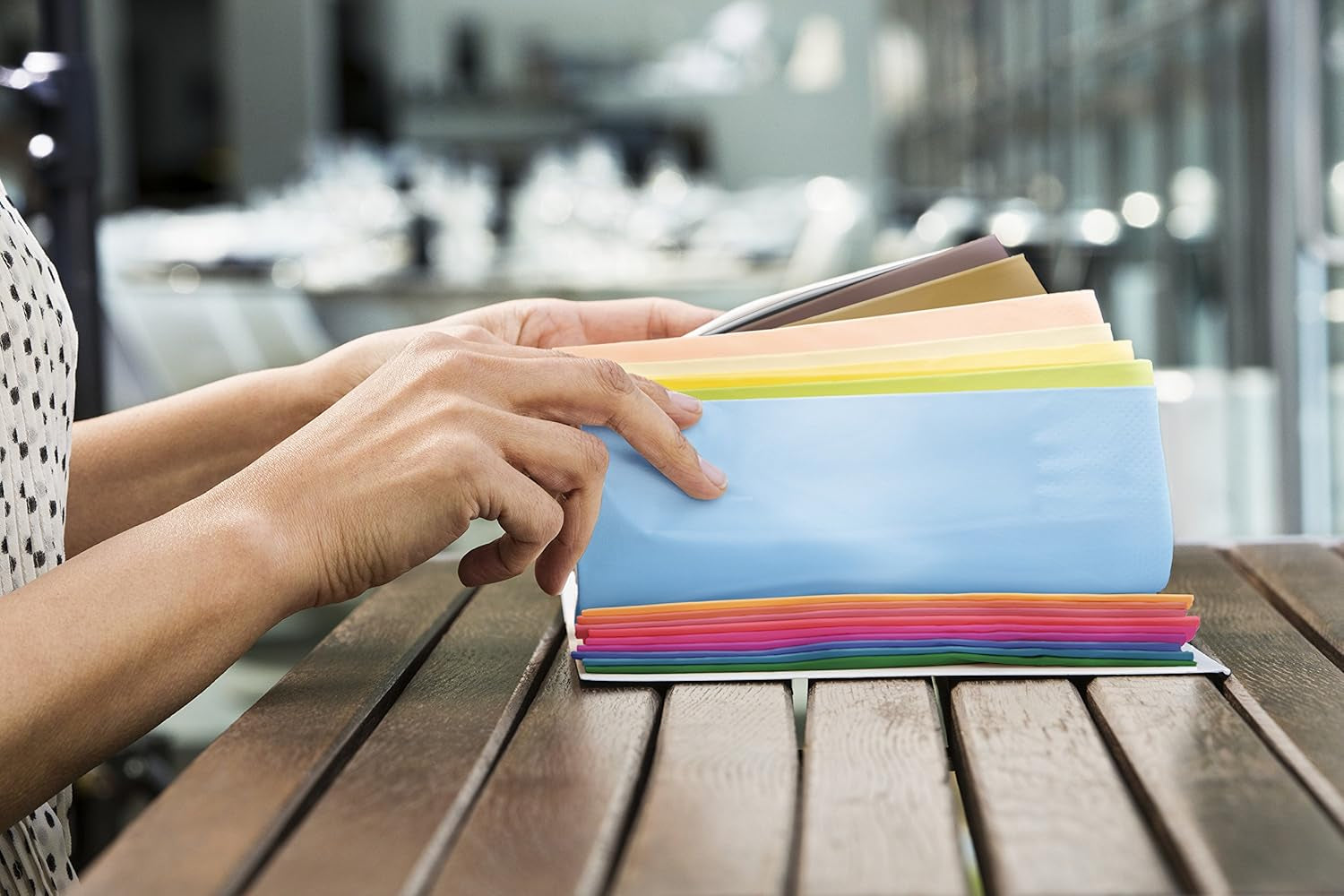 Tork 477861 Șervețele de prânz moi roșii / Șervețele de hârtie absorbante din 3 straturi de culoare roșie / Versatile / Calitate avansată / 10 X 150 (1500) șervețele / 32,6 X 33 Cm (L X l) / 1/4 pliere