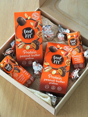 Feel FIT Praline proteiche al burro di arachidi in cioccolato al latte di alta qualità, senza zuccheri aggiunti, 17% di proteine, senza glutine 66 g (1 confezione)