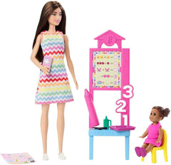 Păpușă Barbie profesoară cu păpușă de modă brunetă cu rochie cu model, 1 păpușă Toddler și accesorii pentru clasă, JCR76 Papusi Naty Shop