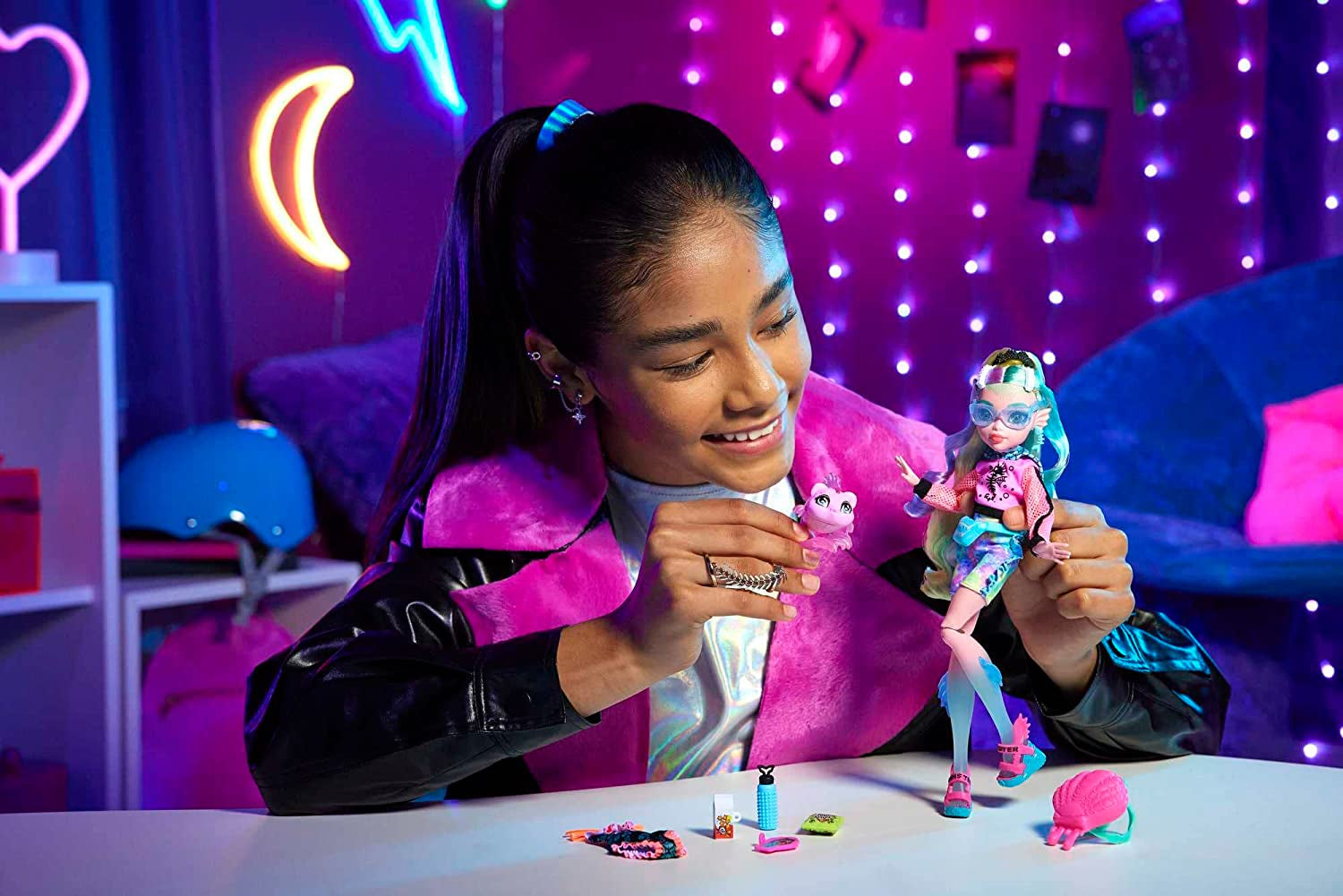 Păpușă MONSTER HIGH Lagoona Blue - hanorac roz, pantaloni scurți de bicicletă batik, sandale cu platformă, aripioare, accesorii, pentru copii cu vârsta peste 4 ani, HHK55 Papusi Naty Shop