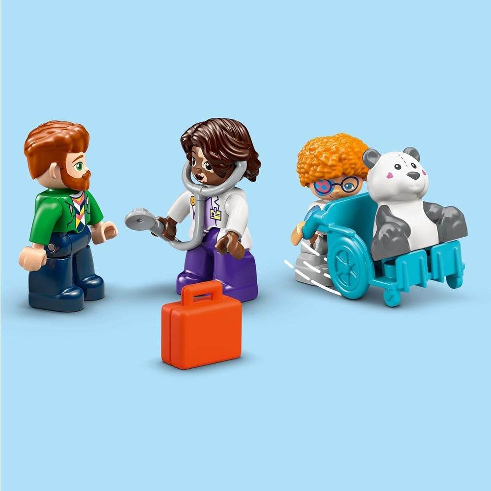 LEGO DUPLO Town Prima visita dal dottore, Giocattolo da costruzione, Set da gioco per promuovere le abilità motorie complesse, Regalo per bambini dai 2 anni in su, Giocattolo educativo, Gioco di ruolo in ospedale 10449 Set da costruzione Besuche den LEGO-Store