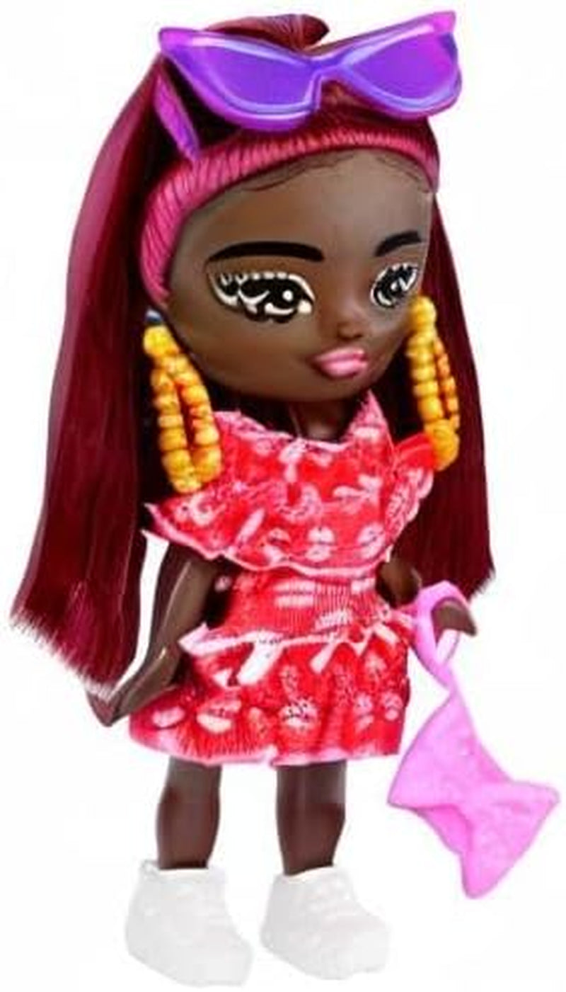 Barbie Extra Mini Minis, Extra Mini Minis Schwarze Barbiepuppe mit roten Haaren, rotem Kleid, Handtasche mit Schleife, Sonnenbrille und anderem Barbiezubehör, Geschenk für Kinder ab 3 Jahren,HLN47