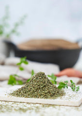 Fuchs Gewürze - Maggiorana gerebelt - zum Würzen von Kartoffelgerichten, Fleischgerichten oder Eintöpfen - ingredienti naturali - 10 g in wiederverwendbarer, recyclebarer Dose