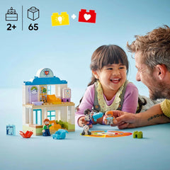 LEGO DUPLO Town Prima visita dal dottore, Giocattolo da costruzione, Set da gioco per promuovere le abilità motorie complesse, Regalo per bambini dai 2 anni in su, Giocattolo educativo, Gioco di ruolo in ospedale 10449 Set da costruzione Besuche den LEGO-Store