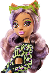 Monster High Scare-adise Island Clawdeen Wolf Puppe mit Badeanzug, Jogger und Strandzubehör wie Visier, Wasserflasche und Buch