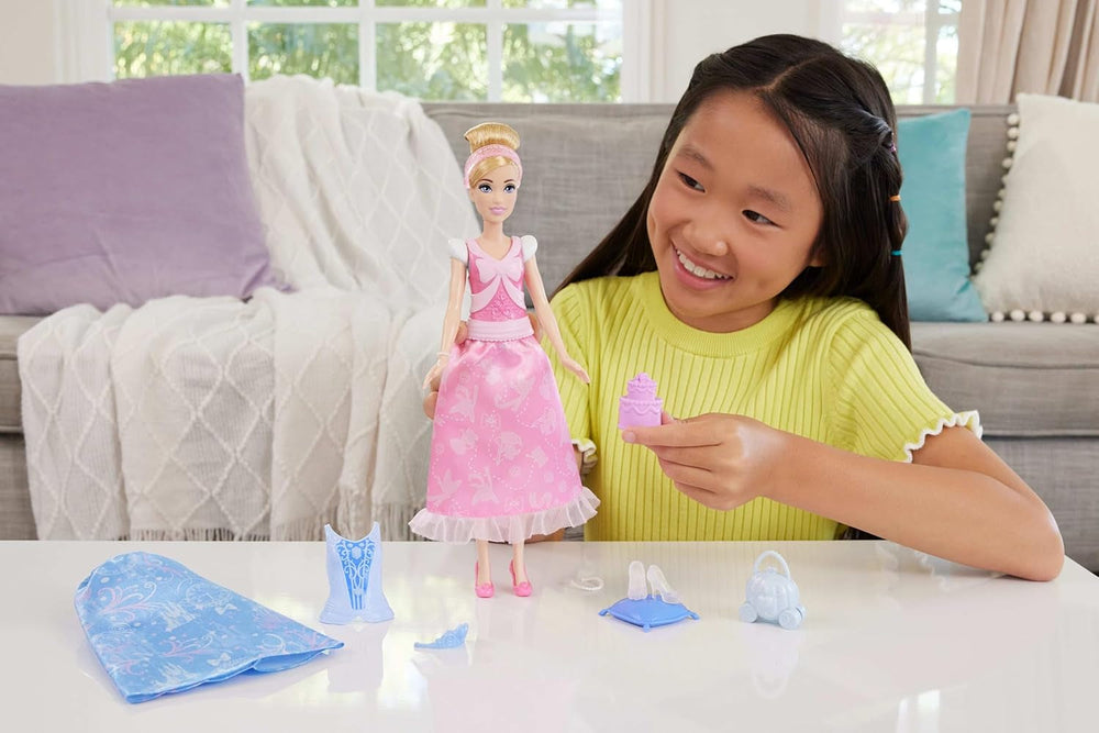 Jucării Mattel Disney Princess, păpușă Cenușăreasa la modă cu 2 ținute, 9 accesorii, 2 topuri cu clipsuri și 2 fuste. Povești 2 în 1 inspirate din filmul Disney, JCR95