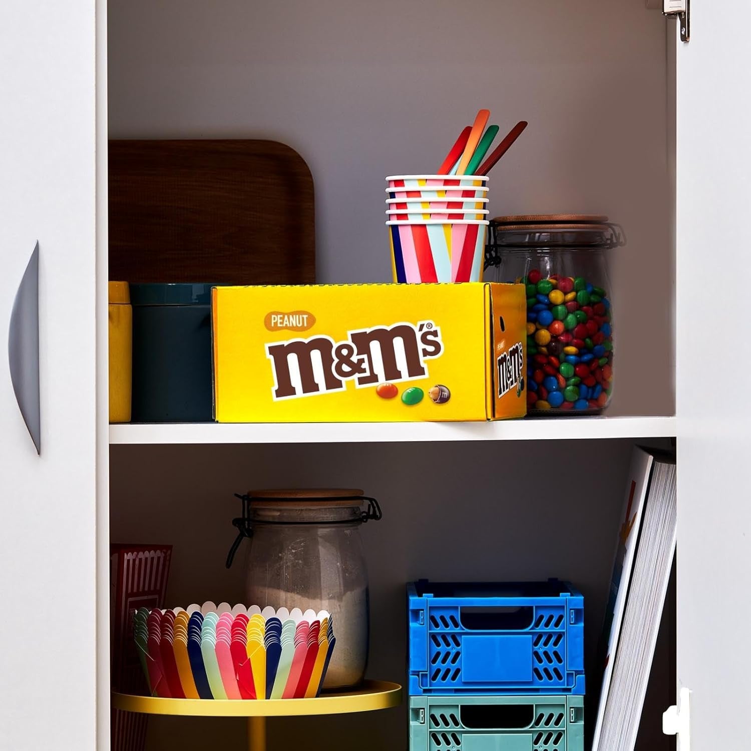 M&M's Confezione sfusa di cioccolato alle arachidi 24 x 45 g di lenticchie al cioccolato aromatizzate alle arachidi regalo al cioccolato (1080 g) ideali come dolcetto a tema calcistico