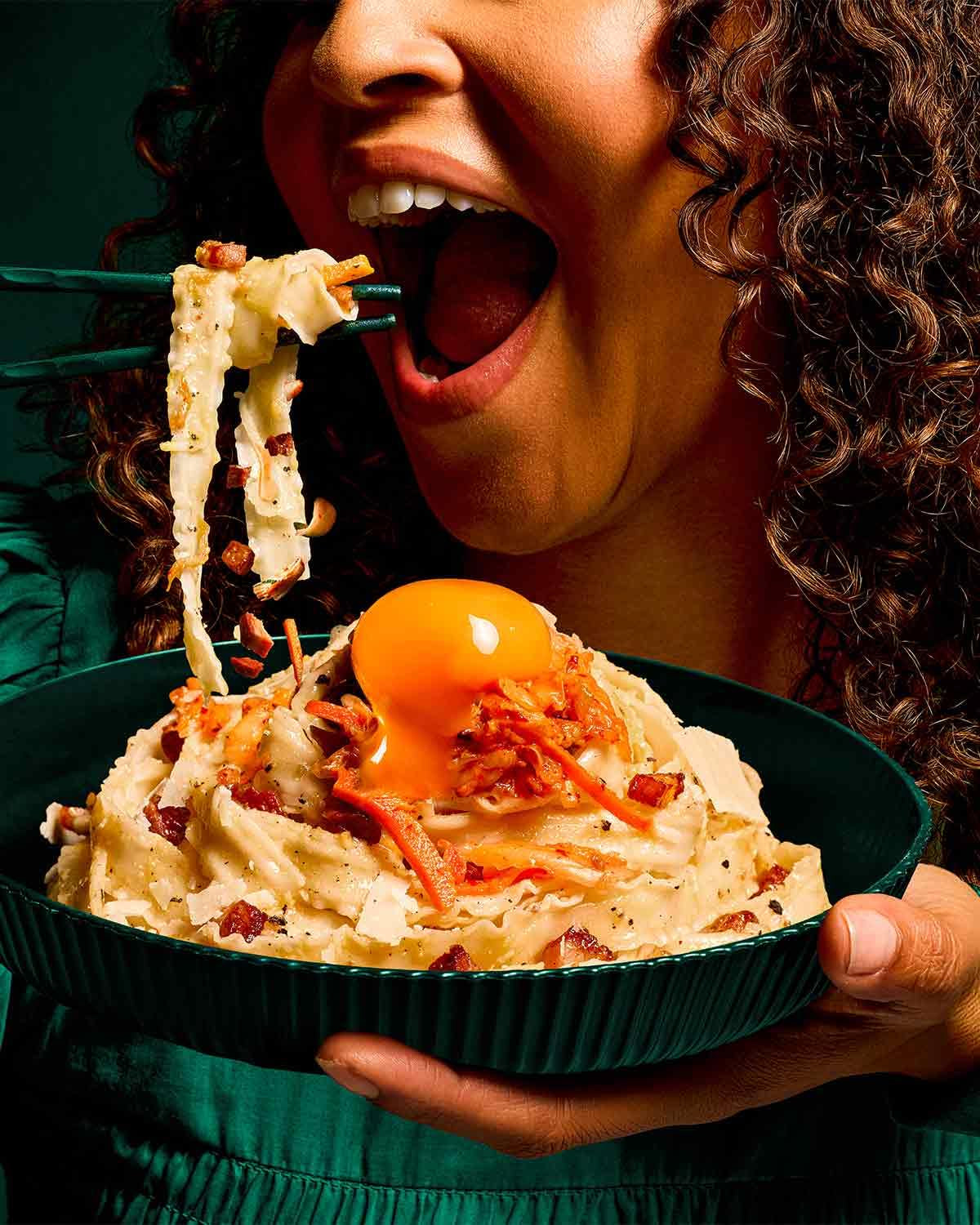 LEE KUM KEE Tagliatelle al coltello - Tagliatelle asiatiche tagliate al coltello dalla consistenza gustosa e compatta, ideali per piatti wok e zuppe, semi-secche, due porzioni per confezione, confezione multipla da 6 x 180 g