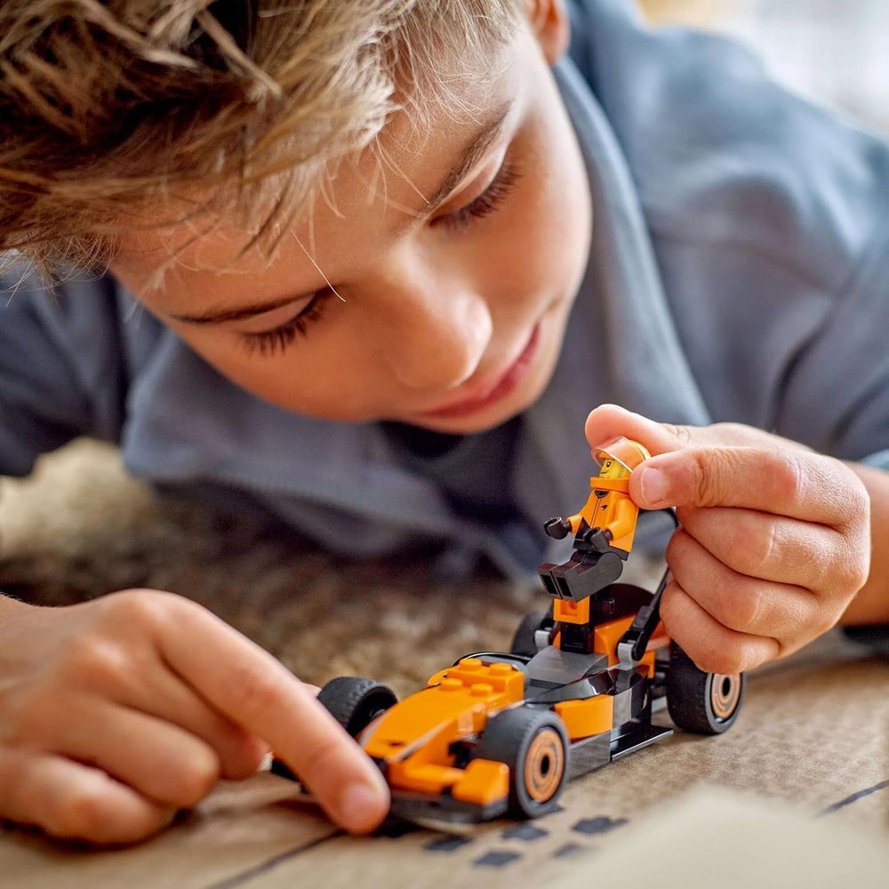 LEGO City Pilota di F1 con auto da corsa Mclaren - Modello giocattolo di Formula 1 con auto da corsa e minifigure - piccolo regalo per ragazzi e ragazze dai 6 anni o appassionati di sport motoristici 60442 Set da costruzione Besuche den LEGO-Store