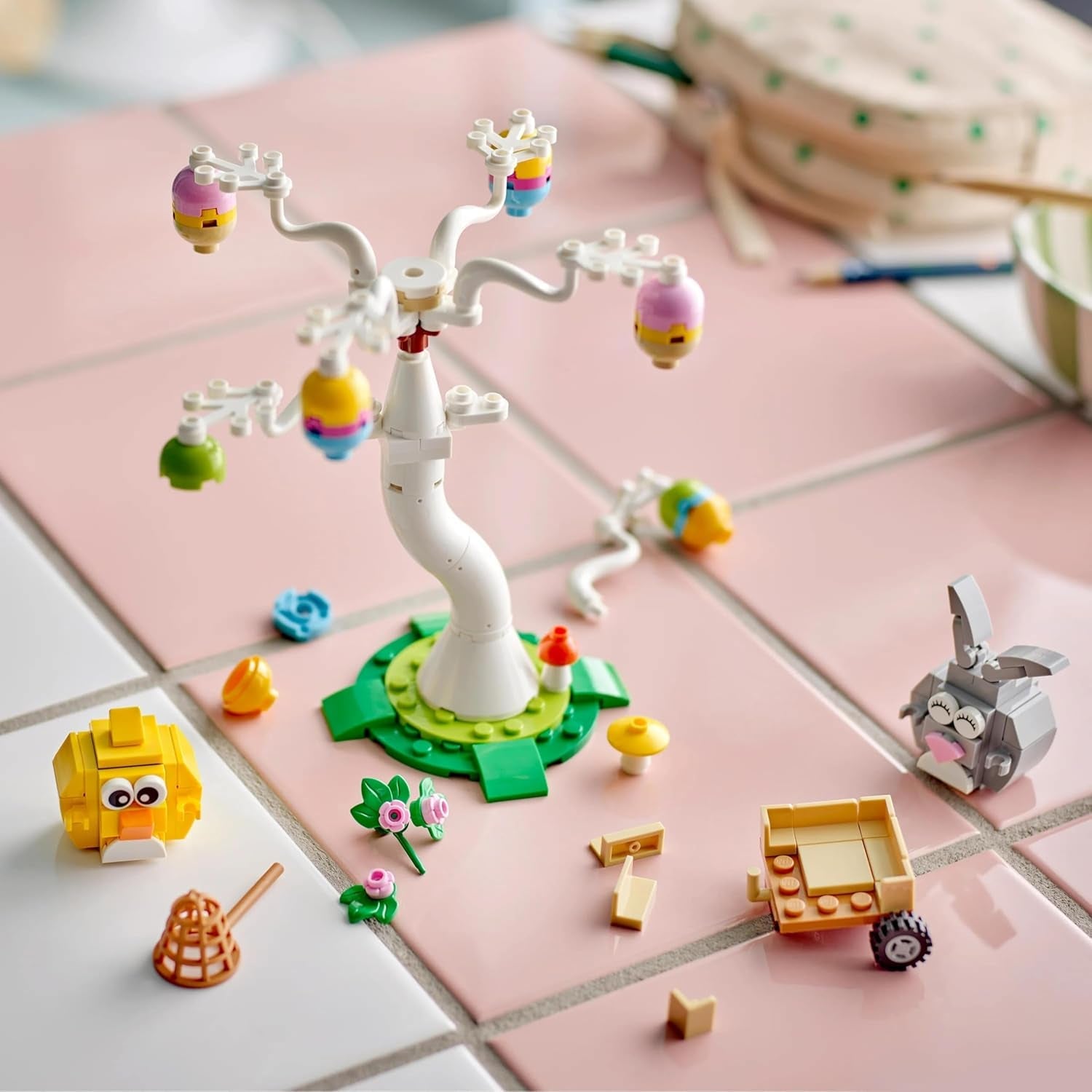 LEGO Osterhase und Ostereiersuche - Kinderspielzeug mit Hasen & Vogel Tierfiguren - Mit Baum & Wagen - Kreatives Konstruktionsspielzeug - Geschenk für Mädchen & Jungen ab 8 Jahren - 40808