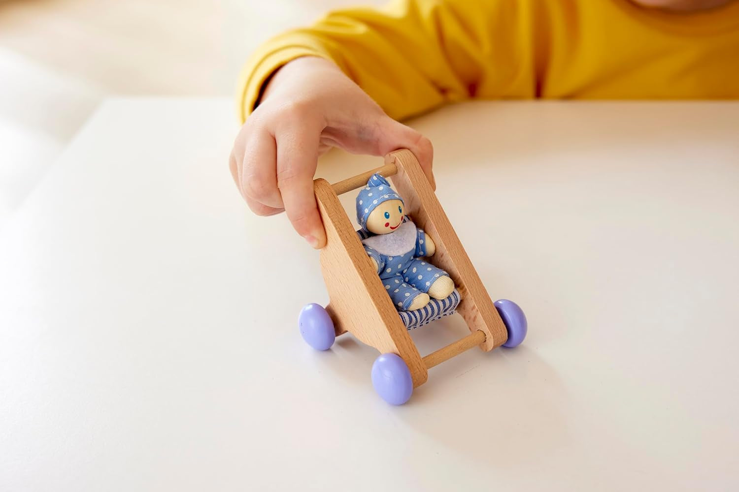 Hape Baby Room – Set cameră de păpuși din lemn, mobilier pentru păpuși pentru copii, accesorii pentru casă de păpuși pentru copii mici, cameră de copii în miniatură cu leagăn și accesorii, joc de rol de la 3 ani