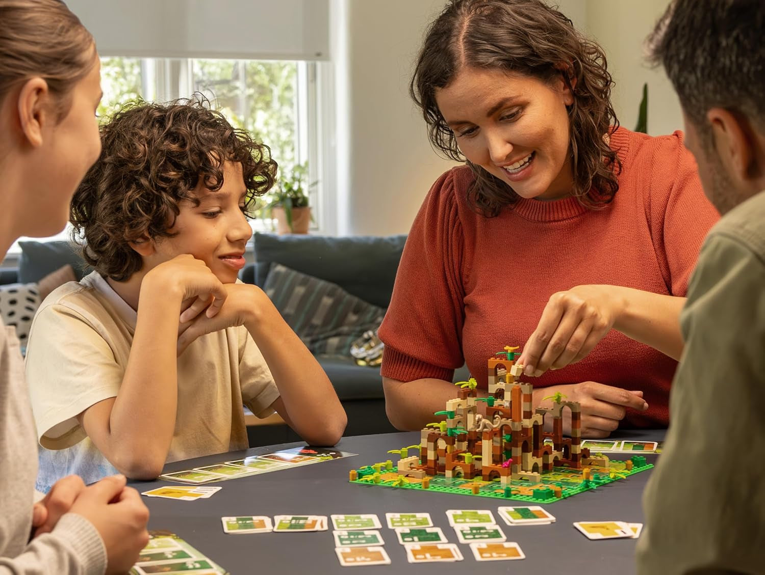 Asmodees - Monkey Palace: EIN Lego Brettspiel – Stein auf Stein zum prächtigsten Palast! Lustiges Familien-Baustein-Spiel für Kinder und Erwachsene - Alter 10+, 2-4 Spieler, 45 Minuten pro Partie