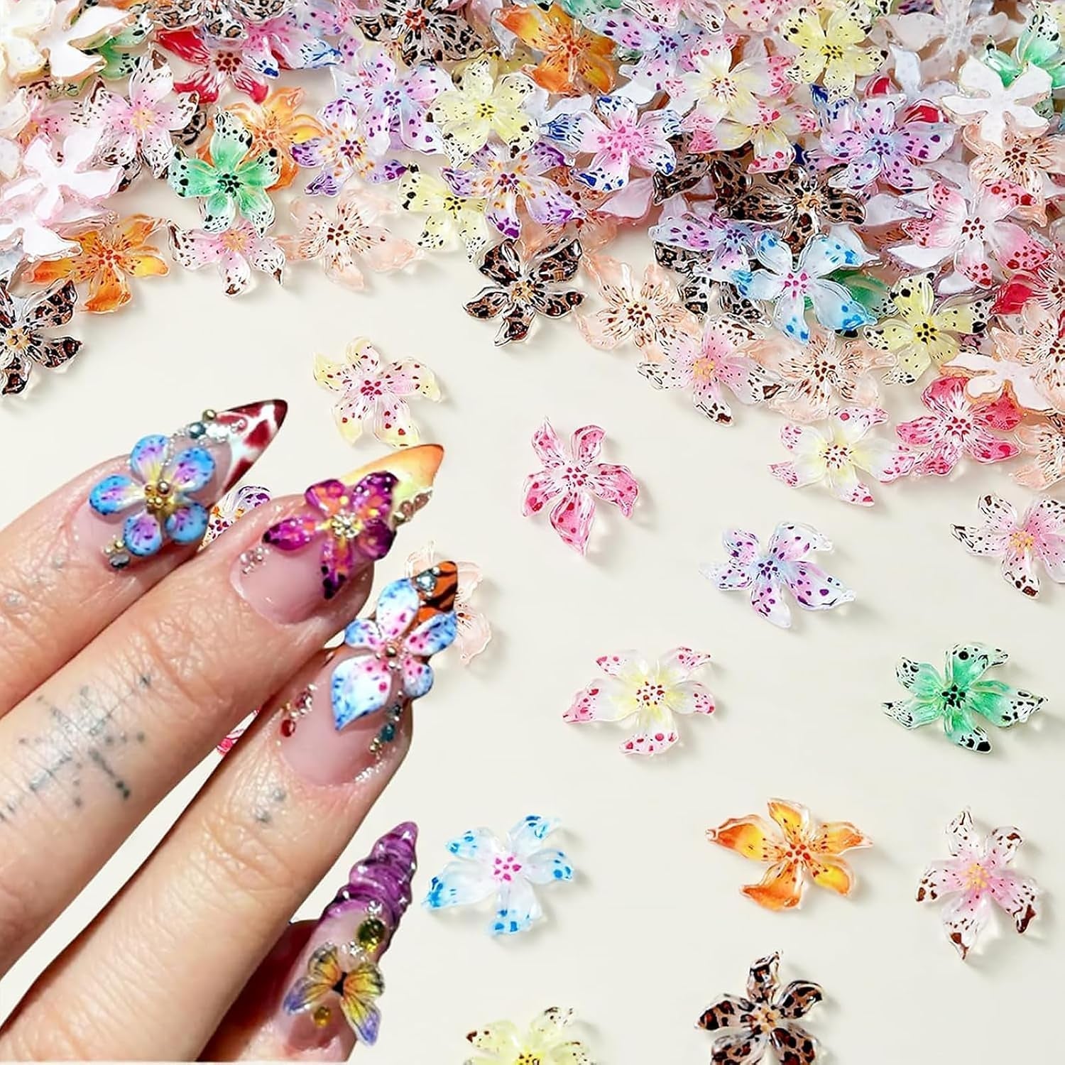 50 de bucăți de pandantive pentru unghii cu flori 3D, artă pentru unghii cu gel 3D, pandantive pentru unghii, bijuterii colorate de vară, accesorii pentru unghii DIY, cristale flori de hibiscus în relief, artă pentru unghii cu gradient pentru femei