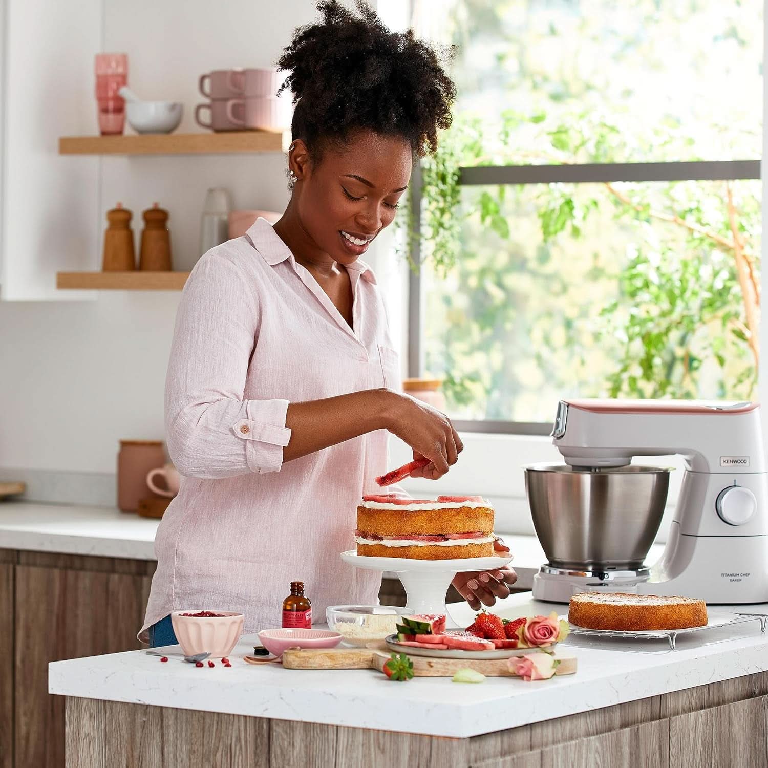 Kenwood Titanium Chef Baker KVC65.001WH, Küchenmaschine Mit Integrierter Waage, 1200 Watt, Inkl. 3-Teiligem Patisserie-Set, Spatel & Spritzschutz, Weiß Mama si Copilul Naty Shop