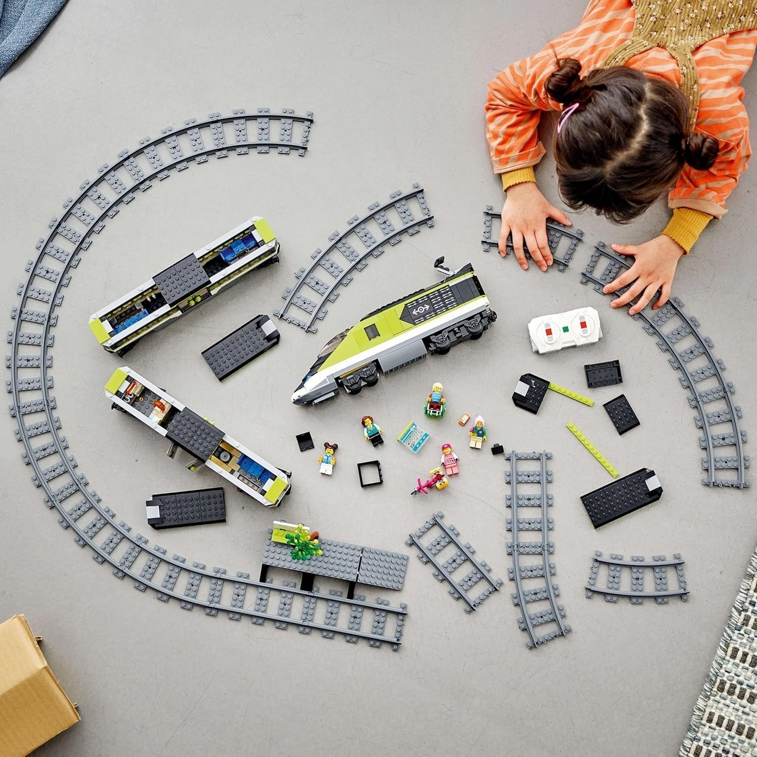 Treno espresso passeggeri LEGO City, set di treni telecomandati, giocattolo ferroviario con fari, 2 carrozze e 24 elementi di binario, regalo per bambini, ragazzi e ragazze 60337 Set di costruzione Besuche den LEGO-Store