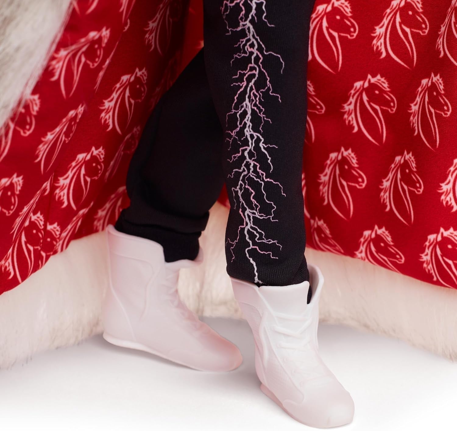 Barbie il film, bambola Ken da collezione con soprabito in pelliccia sintetica e gilet con frange nere e bandana, bambole HRF31 Naty Shop