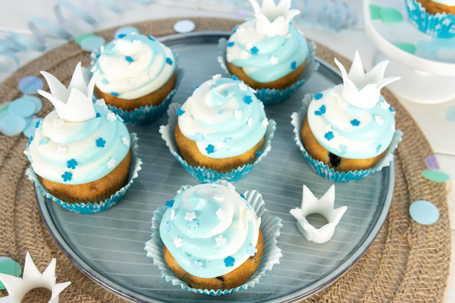 RUF Cupcakes Für Eis-Prinzessinen Und Prinzen, Mit Torten-Creme in Eisblau, Zucker-Eiskristallen Und Fondant Für Zuckerkronen, Inkl. 12 Backförmchen, 1 X 391G Glazuri si Decor Naty Shop