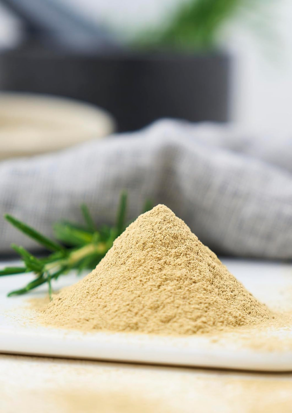 Fuchs Gewürze - Rosmarin gemahlen - zum Würzen von Fisch, Fleisch und Gemüse - ingredienti naturali - 30 g in wiederverwendbarer, recyclebarer Dose