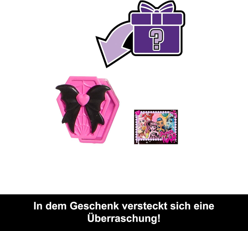 Păpușa Monster High înfricoșătoare și dulce pentru ziua de naștere, Draculaura, într-o rochie roz de petrecere cu accesorii tematice, cum ar fi invitație, balon, cadou, evantai și multe altele, JBG74