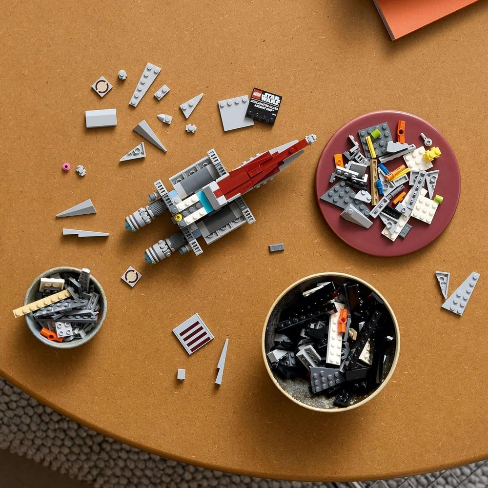 LEGO Star Wars 75404 Nave d'assalto di classe Acclamator dell'Attacco dei Cloni - Astronave da collezionare, costruire ed esporre - Set di costruzione Fantasy - Regalo per adulti e fan adolescenti Set di costruzione Besuche den LEGO-Store