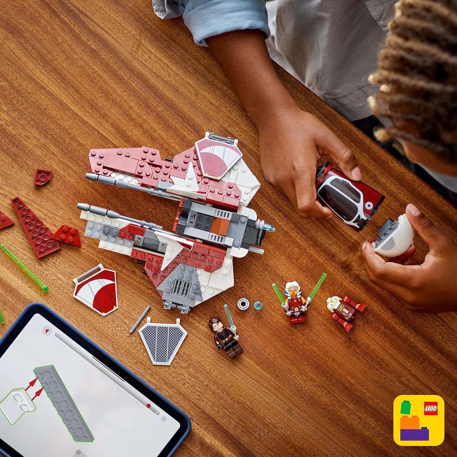 LEGO Star Wars 75401 Jedi Interceptor di Ahsoka, Starfighter per i fan di Clone Wars, minifigure di Ahsoka Tano e Anakin Skywalker con spade laser e R7-A7, per ragazzi e ragazze dagli 8 anni in su Set di costruzione Beuche den LEGO-Store