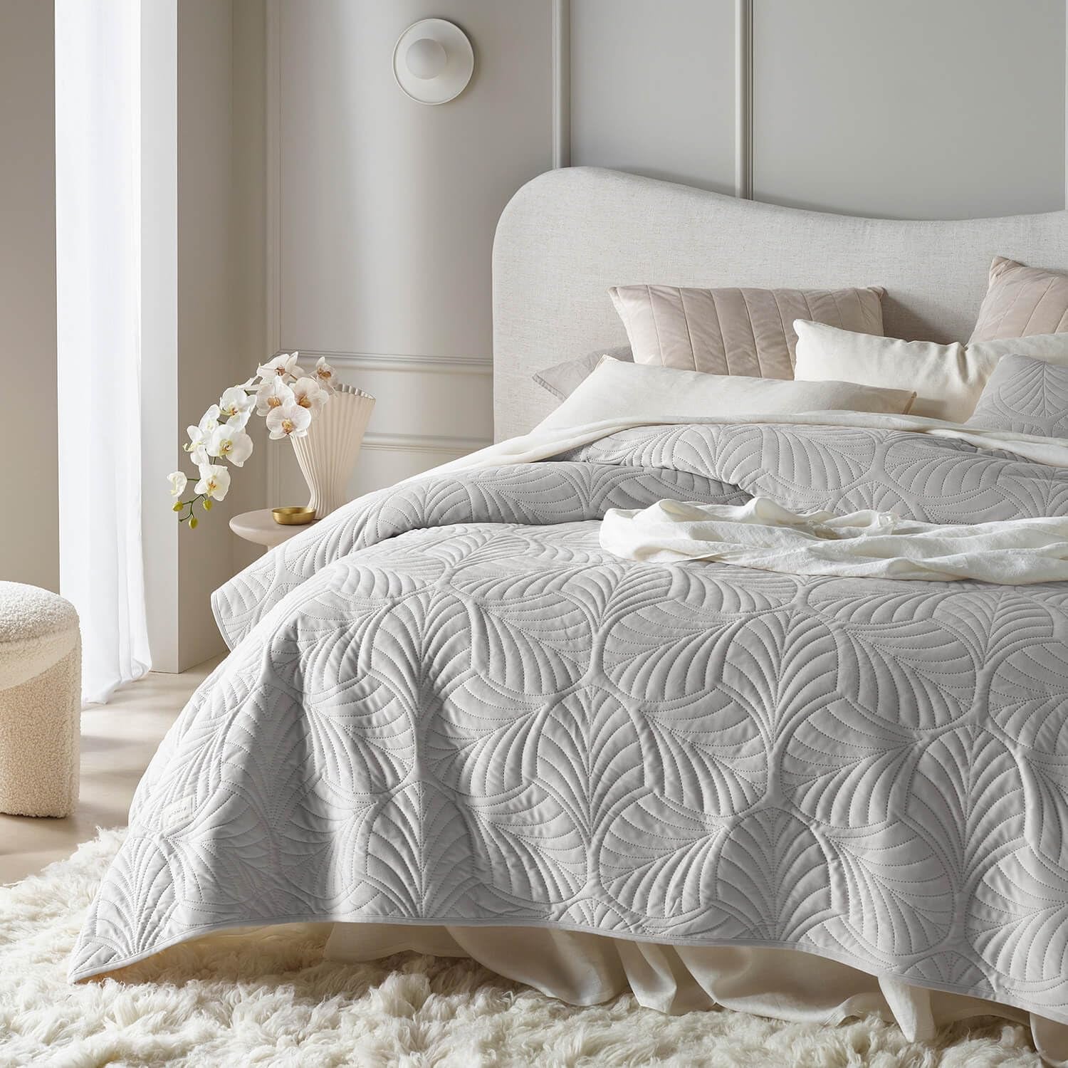 ROOM99 Feel Elegante copriletto in beige 220 x 240 cm Copriletto versatile come copriletto o divano Coperta per letto e divano Stile coperta Ideale come copriletto Velluto Letti e coperte in velluto Besuche den ROOM99-Store Grigio chiaro 220X240