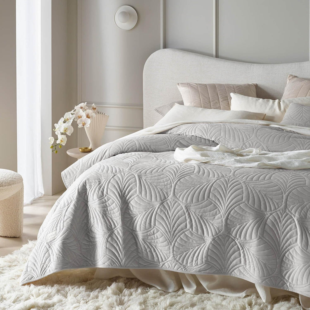 ROOM99 Feel Elegante copriletto in beige 220 x 240 cm Copriletto versatile come copriletto o divano Coperta per letto e divano Stile coperta Ideale come copriletto Velluto Letti e coperte in velluto Besuche den ROOM99-Store Grigio chiaro 220X240