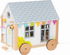 Goki 51477 - Piccola casa Hygge in legno e tessuto per mini bambole, casa delle bambole mobile in stile scandinavo, 38 cm x 27 cm x 33 cm, set da 40, dai 3 anni in su Case delle bambole Naty Shop