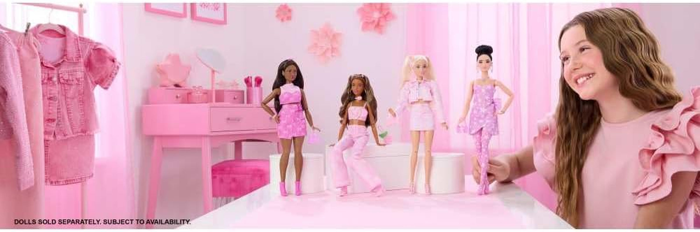 Barbie Deluxe Style-Puppe Nr. 12 in rosa bauchfreiem Denim-Oberteil mit ausgestellten Jeans mit aufgedruckten Rosen, gewellte braune Haare, Zubehörteile wie Rosen-Handtasche und Schmuck,JJN72