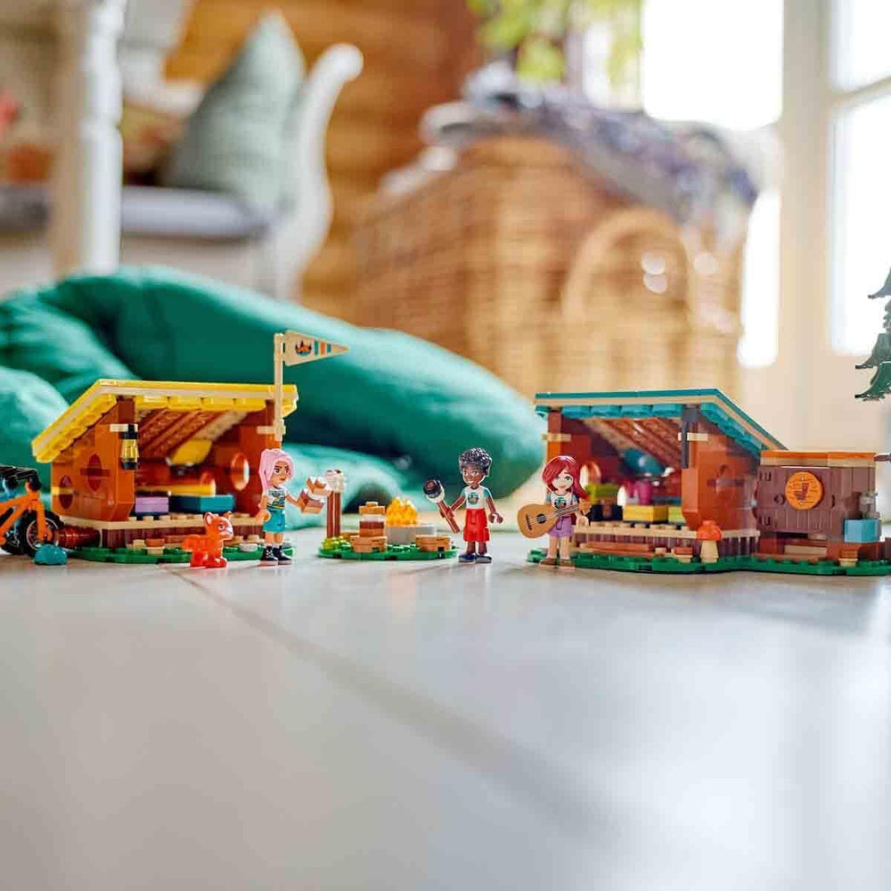 LEGO Friends Capanne accoglienti al campo avventure, set da gioco per giochi di ruolo all'aperto, giocattolo per bambini per ragazze e ragazzi a partire da 7 anni con 3 personaggi e volpe, giocattolo da campeggio 42624 Set da costruzione Besuche den LEGO-Store