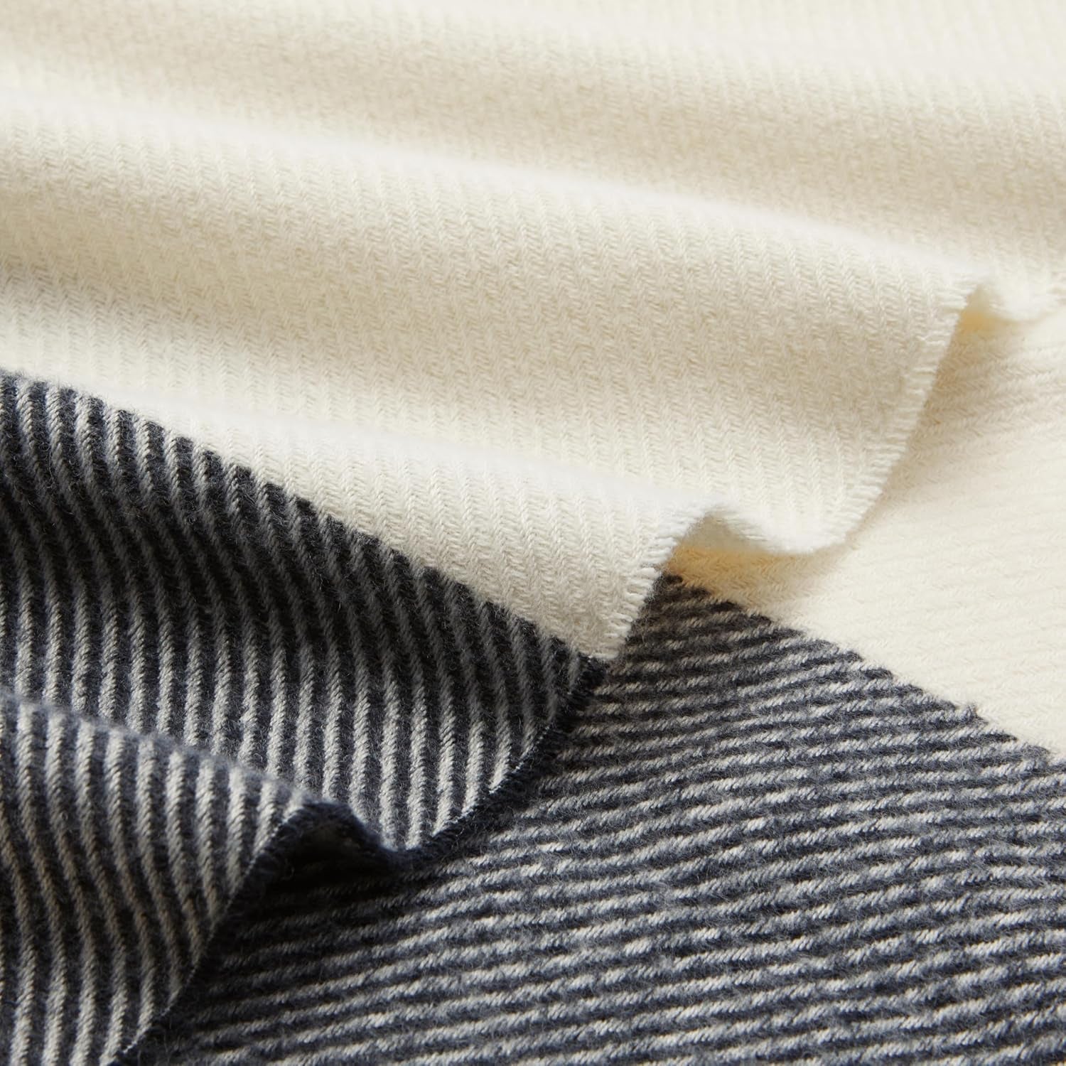 Coperta da tiro Amazon Basics, leggera, poliestere riciclato, coperta accogliente per l'arredamento della camera, 127 x 152 cm, bianco avorio con motivo blu Letti e coperte a quadri Besuche den Amazon Basics-Store