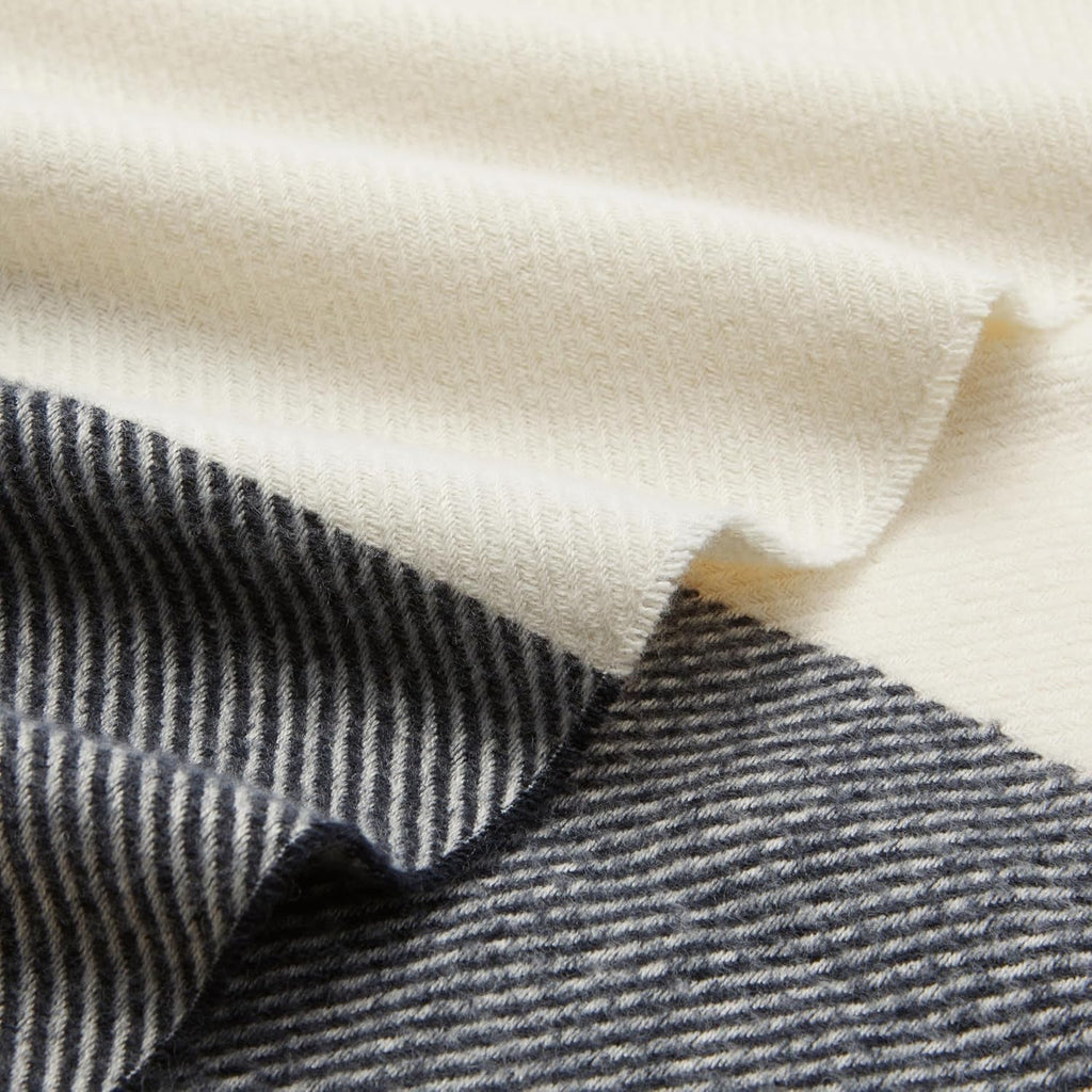 Amazon Basics Throw Blanket, ușor, poliester reciclat, cameră Decor Cosy Blanket, 127 X 152 Cm, alb fildeș cu model albastru Check Paturi si Cuverturi Besuche den Amazon Basics-Store