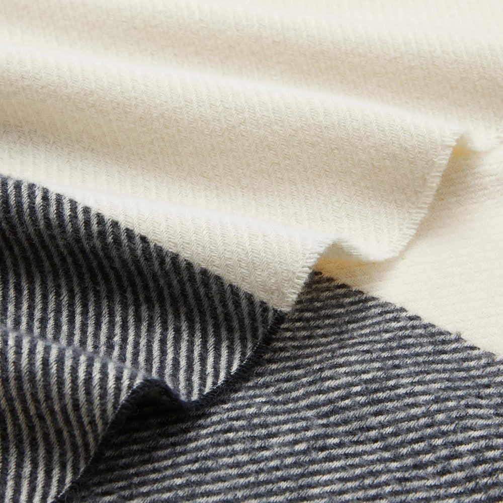 Coperta da tiro Amazon Basics, leggera, poliestere riciclato, coperta accogliente per l'arredamento della camera, 127 x 152 cm, bianco avorio con motivo blu Letti e coperte a quadri Besuche den Amazon Basics-Store