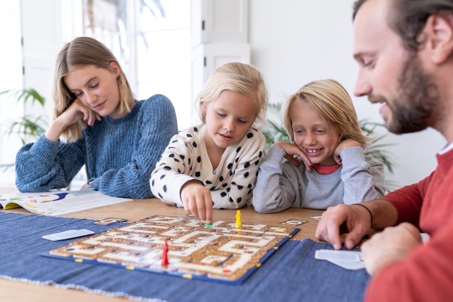 Ravensburger Gioco per bambini 20847 - Junior Labyrinth - Classico per famiglie per bambini, gioco per bambini dai 4 anni in su - Gioco da tavolo adatto per 2-4 giocatori, edizione Junior