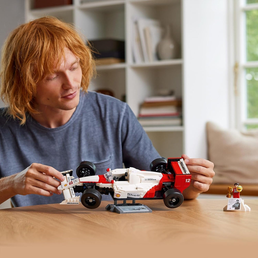 LEGO Icons Set di modellini di auto Mclaren MP4/4 e Ayrton Senna, kit di auto da corsa F1 per adulti con minifigure di pilota, da collezione, idea regalo per uomini, donne, lui e lei 10330 Set di costruzione Besuche den LEGO-Store