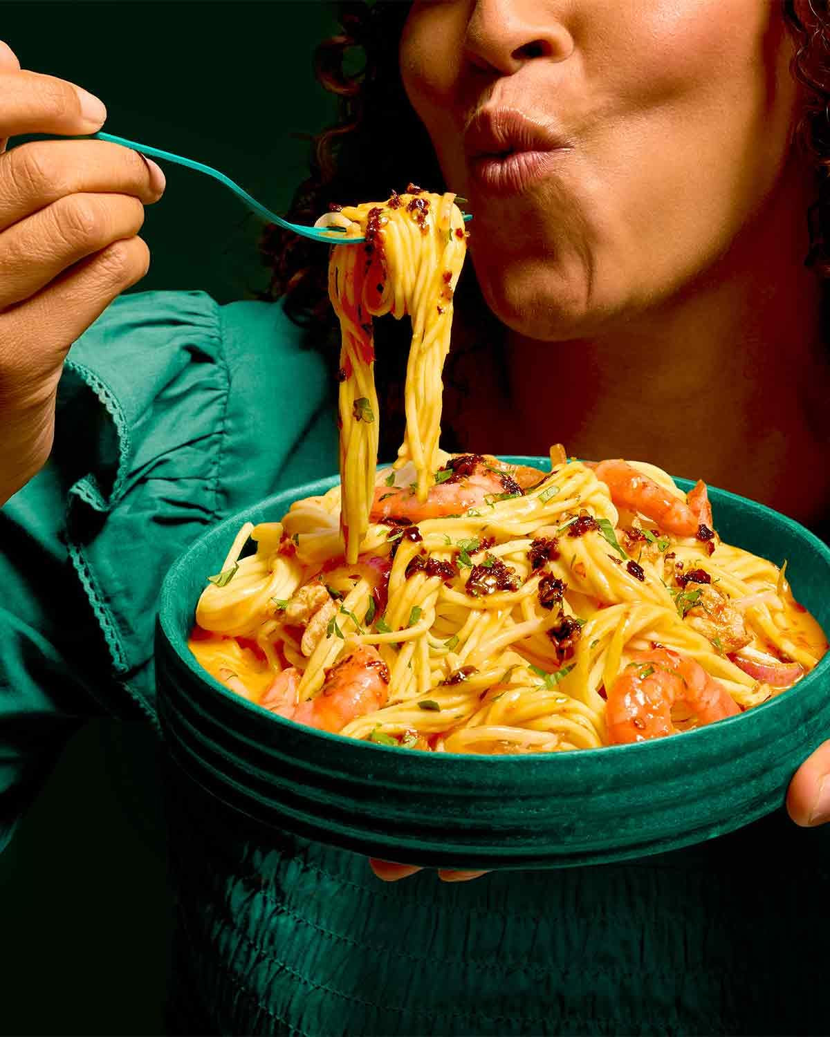 LEE KUM KEE Egg Noodles - Asian Egg Noodles, i classici per piatti wok e zuppe, noodles semisecchi, pronti in 3 minuti, due porzioni per confezione, confezione multipla da 6 x 180g