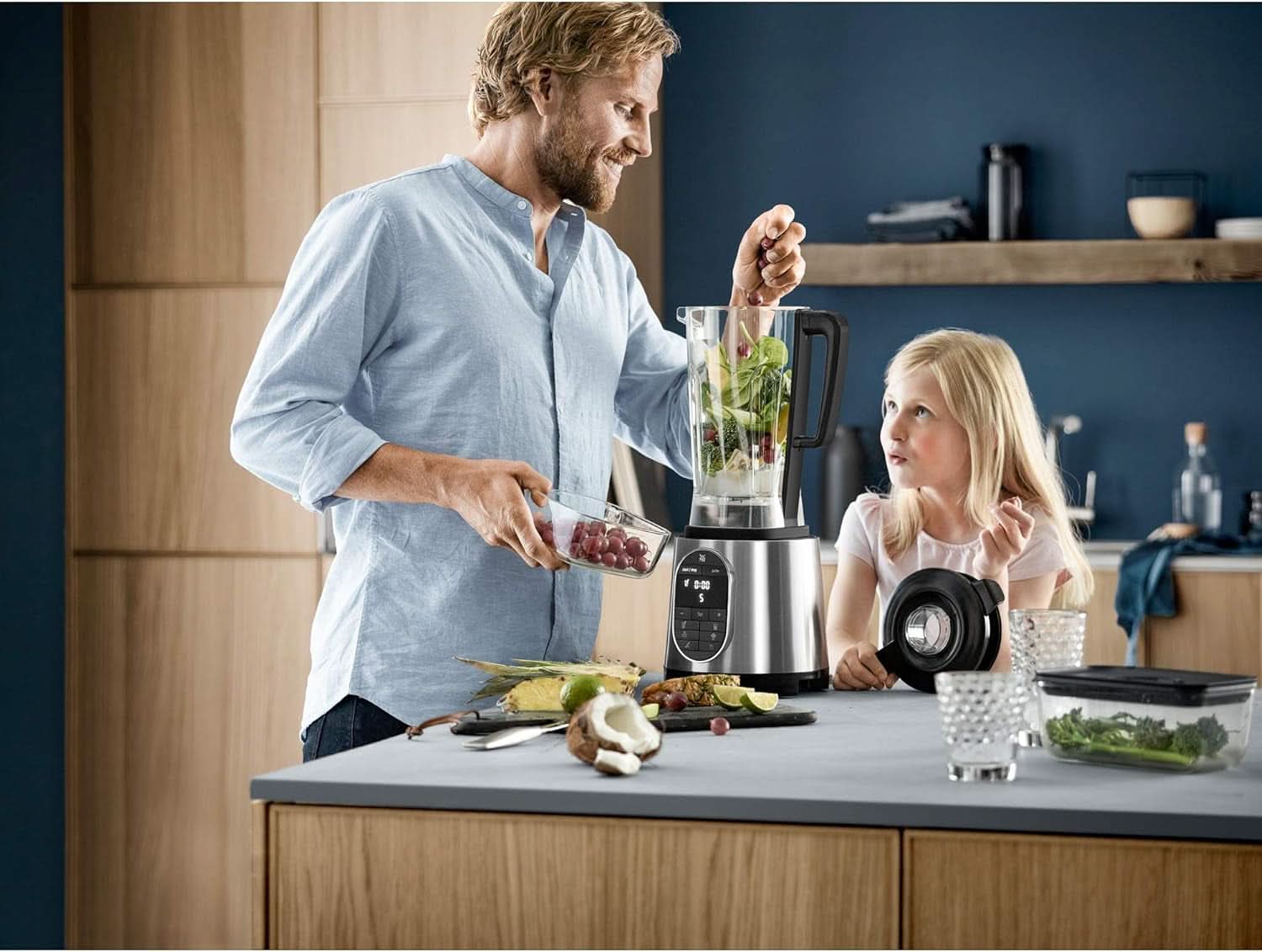 WMF Kult Pro Robot da cucina ad alta potenza 1.600 Watt, 36.000 giri/min, miscelatore 1,8 l, 6 programmi automatici, frullato, tritaghiaccio e funzione di intervallo Mamma e bambino Naty Shop