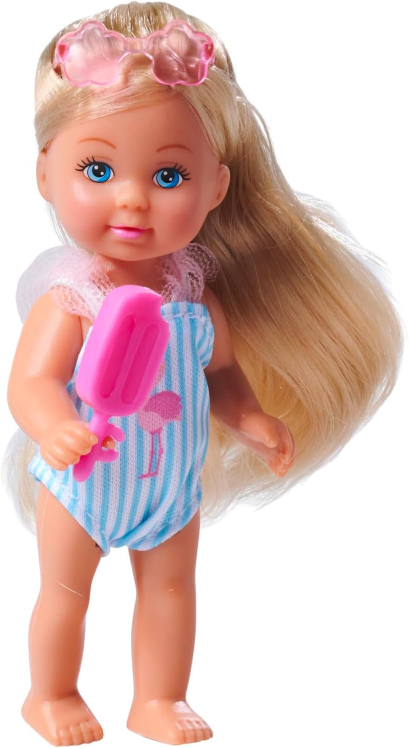 Simba Evi Love Travel, 2 modele asortate, va fi livrat doar UN articol, păpușă într-o valiză cu roți, poartă un costum de baie cu volane, include ochelari de soare și înghețată, 12 cm, vârste 3+