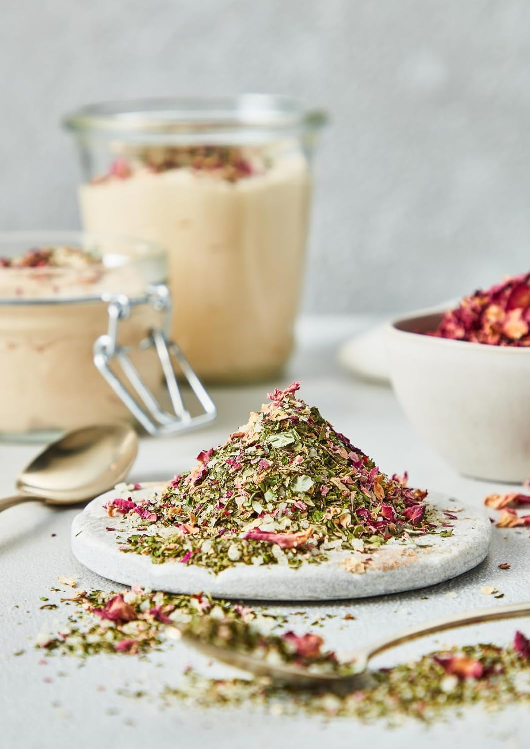 Fuchs Gewürze - Blumiges Kräutersalz | Gewürzsalz mit Rosenblütenblättern, Minze & Salz | Verfeinert Gemüse und Pasta-Gerichte | 45 g nel wiederverschließbaren Gewürzglas