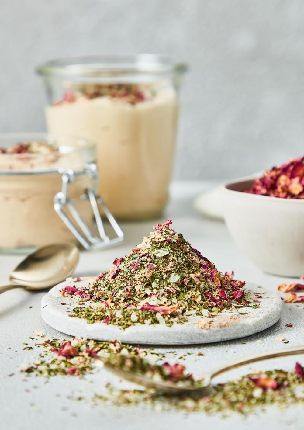 Fuchs Gewürze - Blumiges Kräutersalz | Gewürzsalz mit Rosenblütenblättern, Minze & Salz | Verfeinert Gemüse und Pasta-Gerichte | 45 g nel wiederverschließbaren Gewürzglas