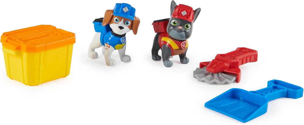 Rubble & Crew – Actionfiguren-Set mit Charger & Wheeler Hundefiguren, 2 Bauspielzeugen und 85g Kinetic Sand Build-it-Sand, Spielzeug geeignet für Kinder ab 3 Jahren