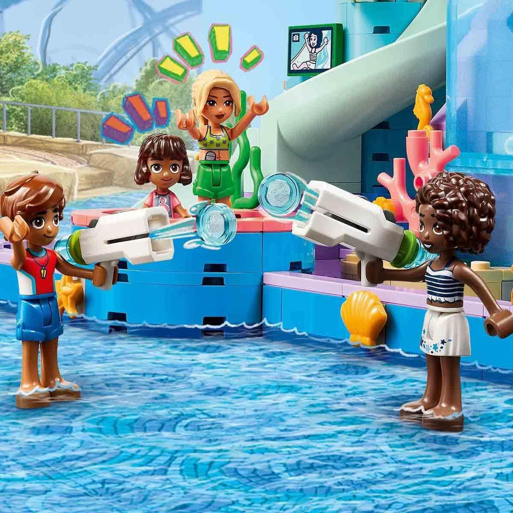 Parcul acvatic LEGO Friends Heartlake City, set de joacă în aer liber pentru fete și băieți cu vârsta peste 8 ani, experiență de joacă creativă cu 3 figurine, micro figurină, 3 tobogane și hidromasaj 42630 Seturi de constructie Besuche den LEGO-Store