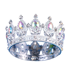 Corona in metallo argentato con pietre