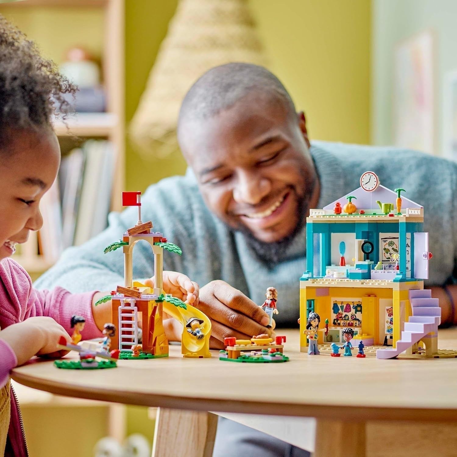 LEGO Friends Heartlake City Set da gioco per l'asilo per ragazze e ragazzi di 4 anni Gioco di ruolo creativo con 2 personaggi e 4 micro personaggi Giocattolo per lo sviluppo sociale 42636 Set di costruzione Besuche den LEGO-Store